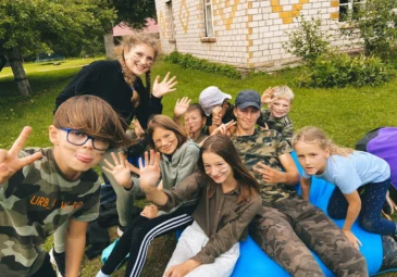 Дети на летнем отдыхе в лагере в Латвии играют в футбол на природе